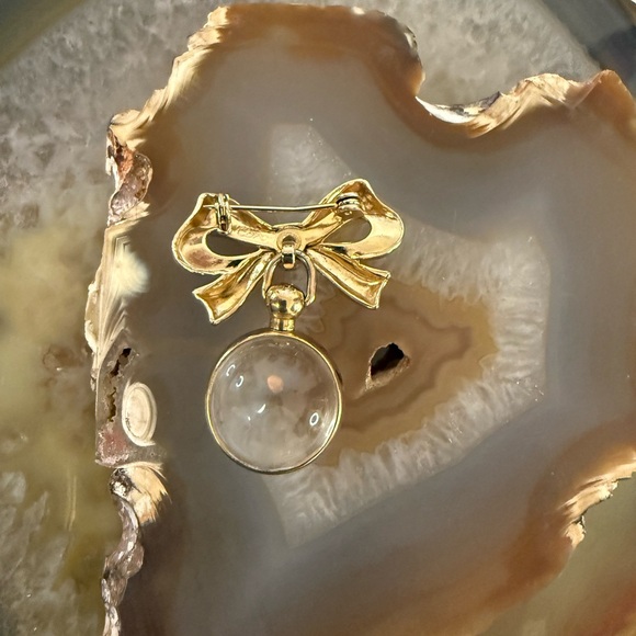 Xxsoldxx An Early Coro 1 golden & slvr Bow with mustard seed ball Guc 1.5" x 1" - Picture 4 of 9